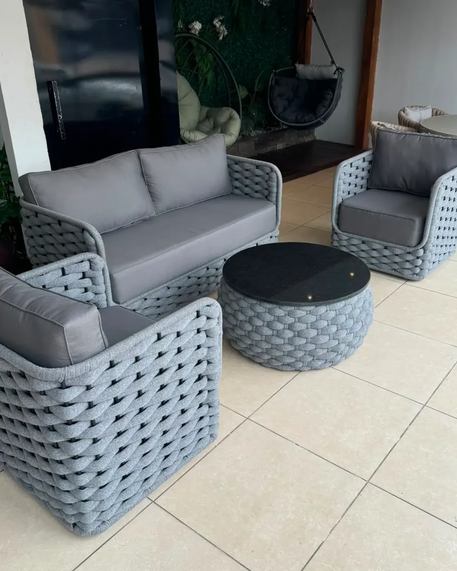Conjunto de sofá, poltronas e mesa de centro para varanda coberta
