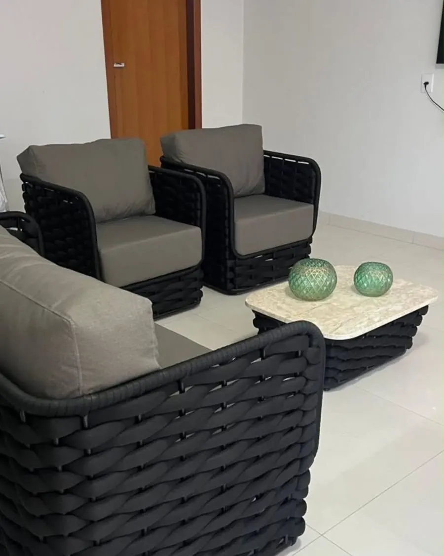 Sofá e poltronas em trançado preto com almofadas cinza